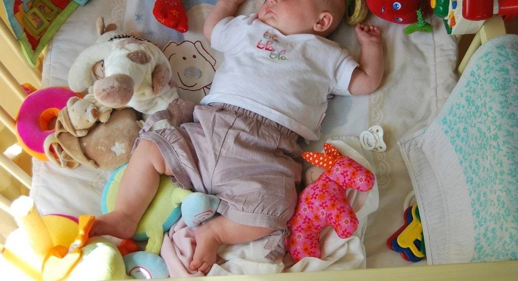 Comment les supports visuels et tactiles favorisent l'éveil de bébé ?
